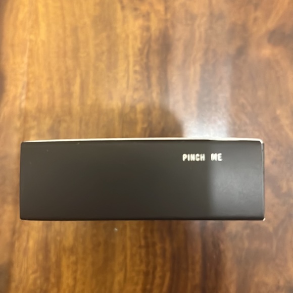 430. New In Box (NIB) - MAC 8-Piece Beauty Gift Set - Picture 9 of 16